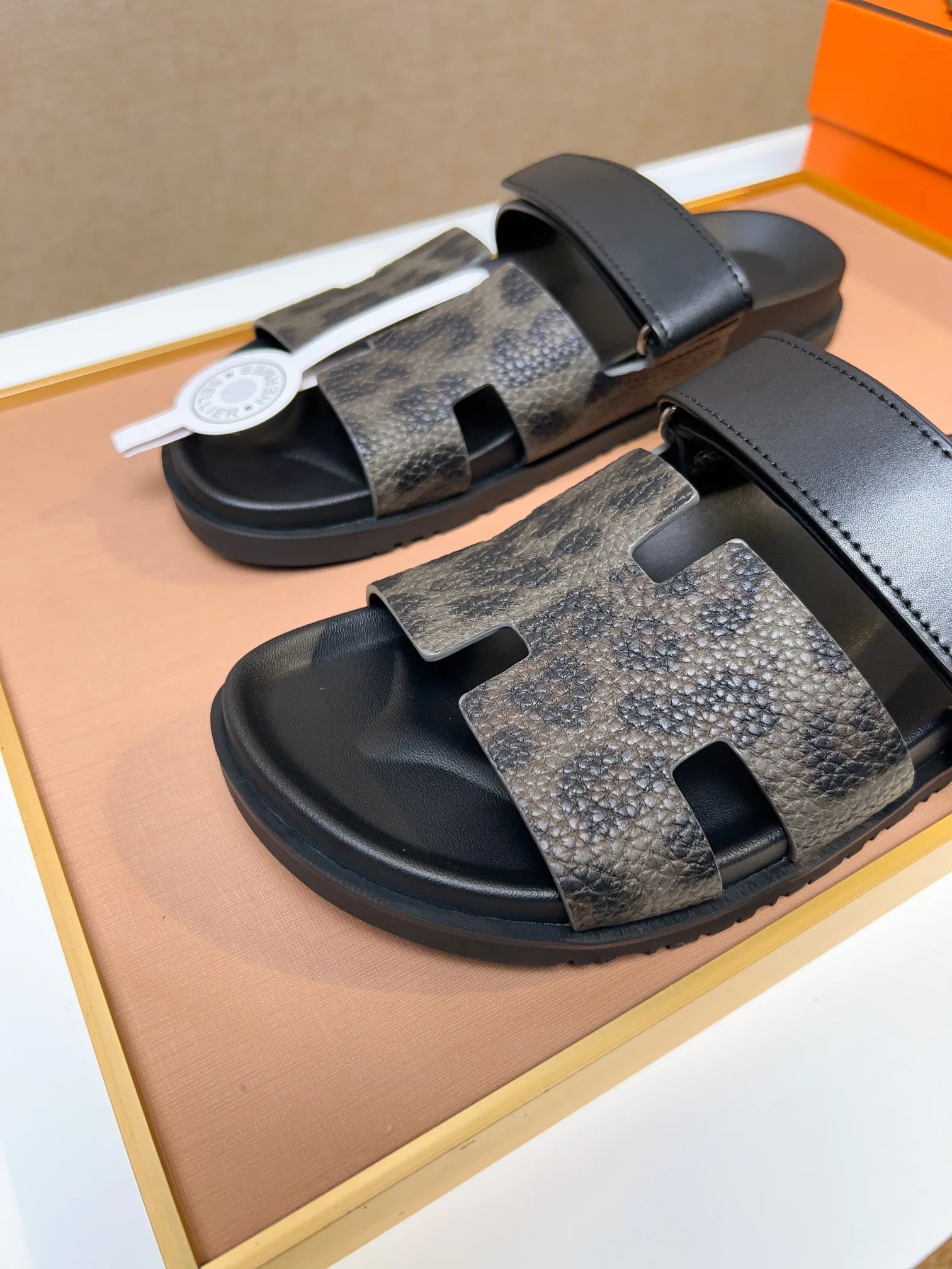 Men's clothing and shoes 💰340 💅💅💅 new arrival. Hermes Hermes official website latest counter synchronized new oran color leather H slippers, the original Paris version flew back to the original model and opened the mold to make it perfectly🍌The highest quality Sincerity, you can enter and leave the counter at will [Deyi] The upper is made of original customized  colored palm prints, crocodile print, ostrich print, colored cow leather, colored cow suede, 🤔 horse hair, 🥳 colored diamonds, 🥰 3D printing, and other genuine leather slippers, imported cow pattern foot pad lining, Italian  latest original genuine leather combination outsole Code number: 38-48 (customized at 46.47.48) Can be made into picture combination sole with genuine leather pattern and ordinary molded outsole